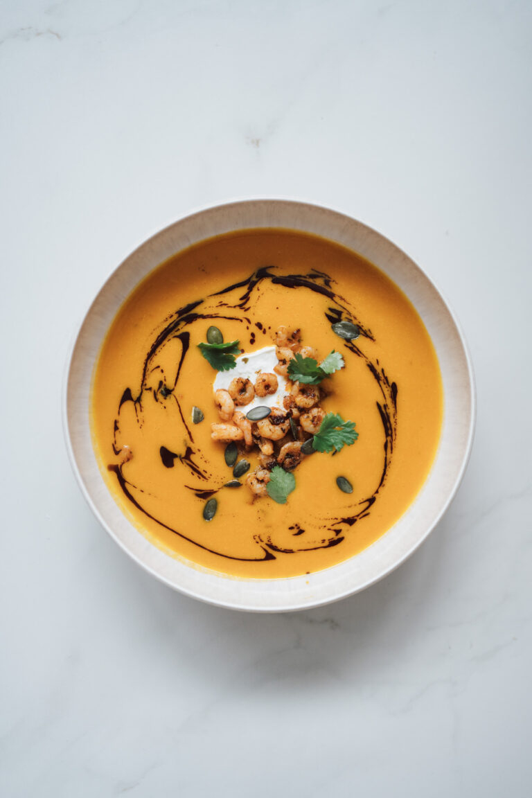 Kürbissuppe mit Ingwer und Curry | Cremige Hokkaido-Suppe mit Garnelen