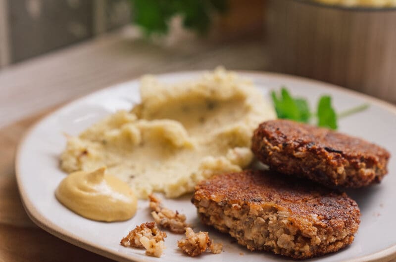 Entdecke unser Rezept für würzige Walnuss-Frikadellen mit Käse, Walnüssen und Gewürzen. Warm oder kalt – zart, vegetarisch und einfach lecker!