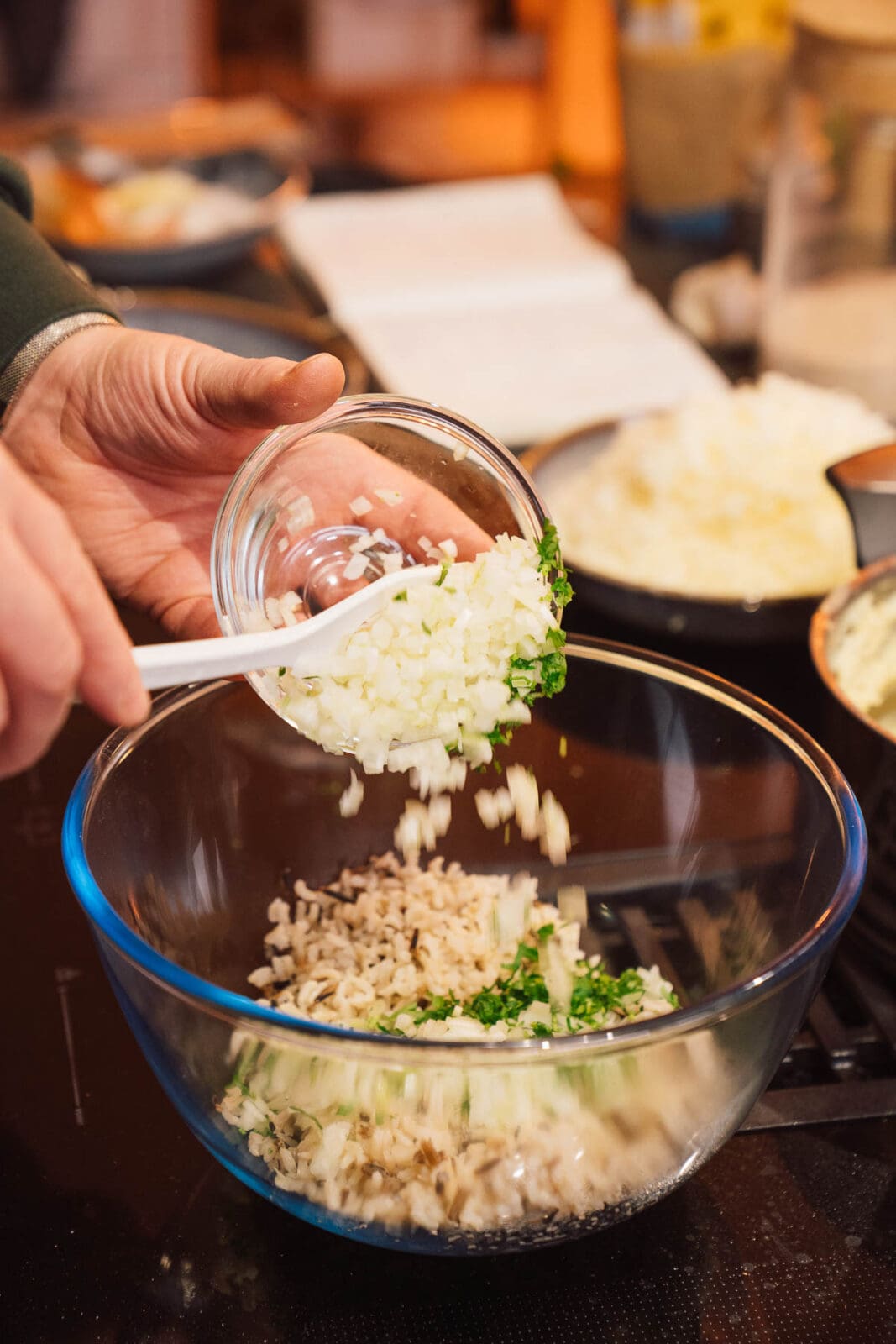 Entdecke unser Rezept für würzige Walnuss-Frikadellen mit Käse, Walnüssen und Gewürzen. Warm oder kalt – zart, vegetarisch und einfach lecker!