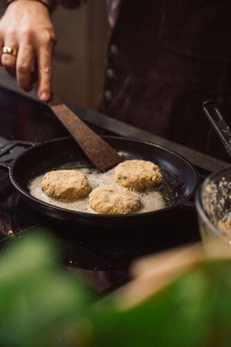 Entdecke unser Rezept für würzige Walnuss-Frikadellen mit Käse, Walnüssen und Gewürzen. Warm oder kalt – zart, vegetarisch und einfach lecker!
