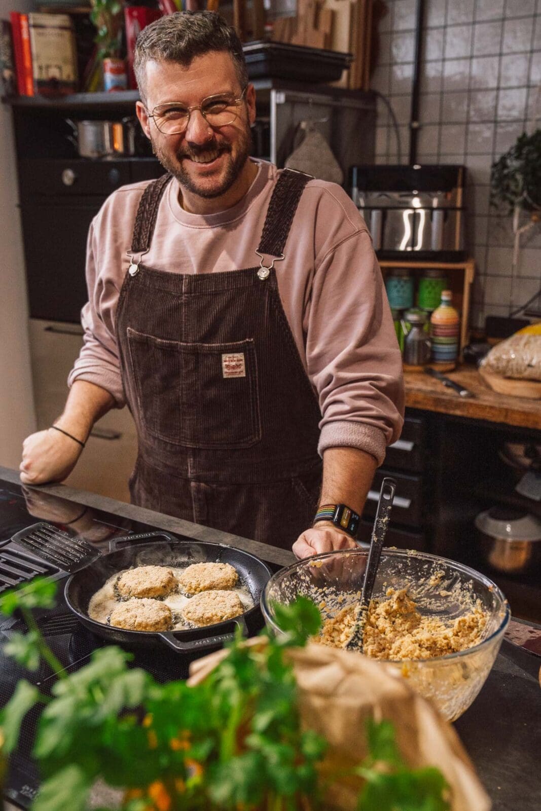 Entdecke unser Rezept für würzige Walnuss-Frikadellen mit Käse, Walnüssen und Gewürzen. Warm oder kalt – zart, vegetarisch und einfach lecker!