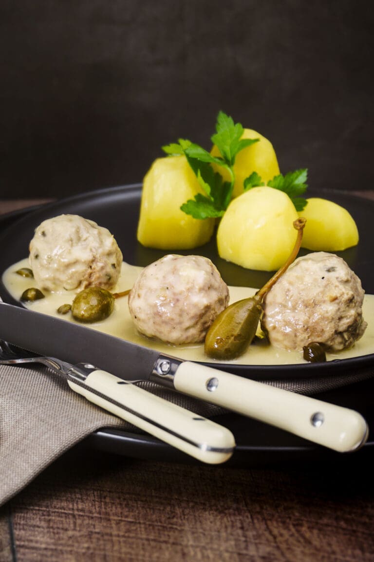 Königsberger Klopse mit Kartoffeln serviert