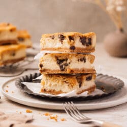 Cookie Dough Cheesecake Schnitten. Fudgy Teig mit Chocolate Chunks trifft auf cremigen Käsekuchen. Einfaches Rezept für himmlischen Genuss!