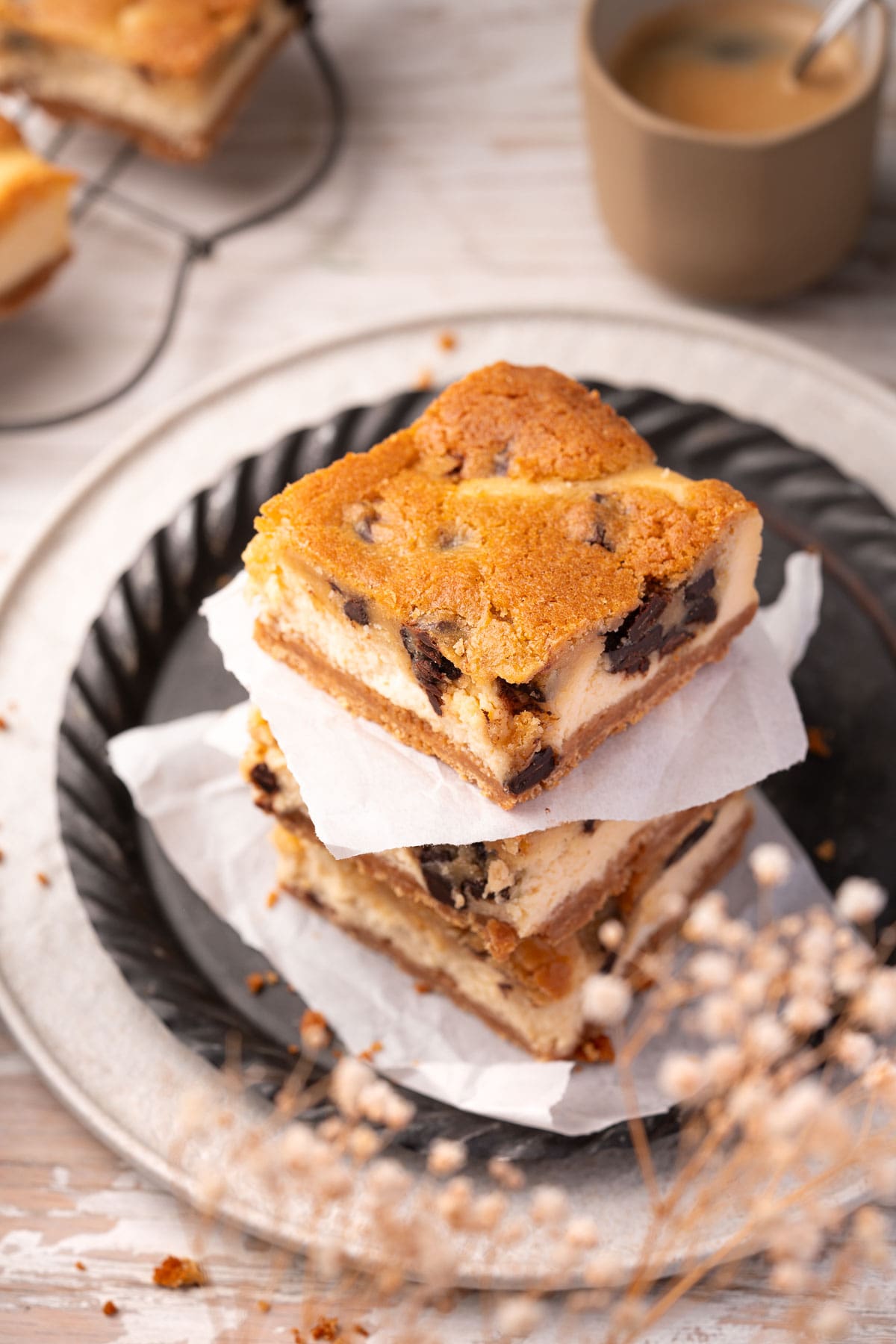 Cookie Dough Cheesecake Schnitten. Fudgy Teig mit Chocolate Chunks trifft auf cremigen Käsekuchen. Einfaches Rezept für himmlischen Genuss!