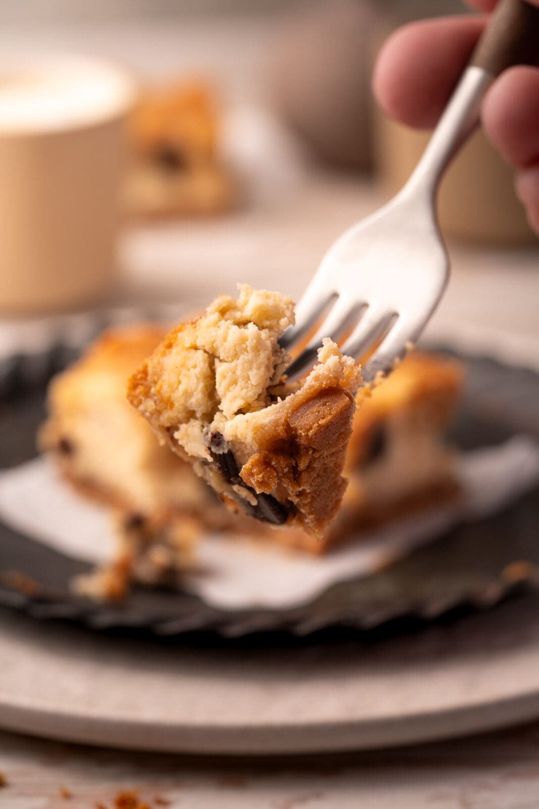 Cookie Dough Cheesecake Schnitten. Fudgy Teig mit Chocolate Chunks trifft auf cremigen Käsekuchen. Einfaches Rezept für himmlischen Genuss!