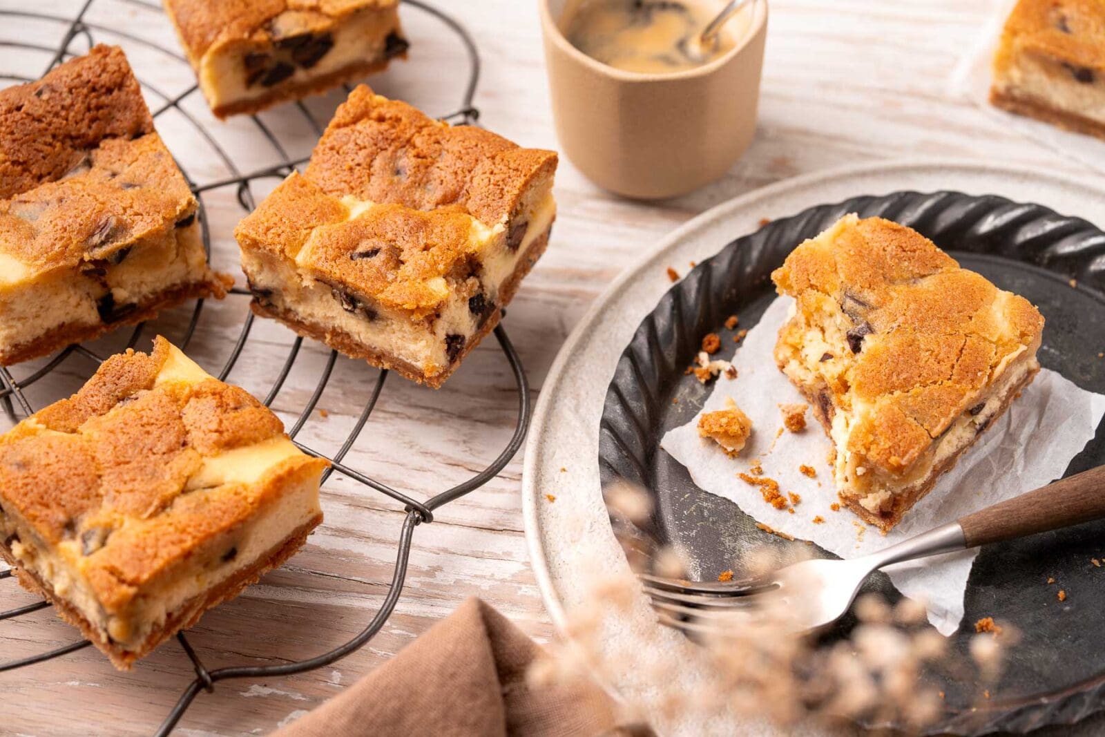 Cookie Dough Cheesecake Schnitten. Fudgy Teig mit Chocolate Chunks trifft auf cremigen Käsekuchen. Einfaches Rezept für himmlischen Genuss!