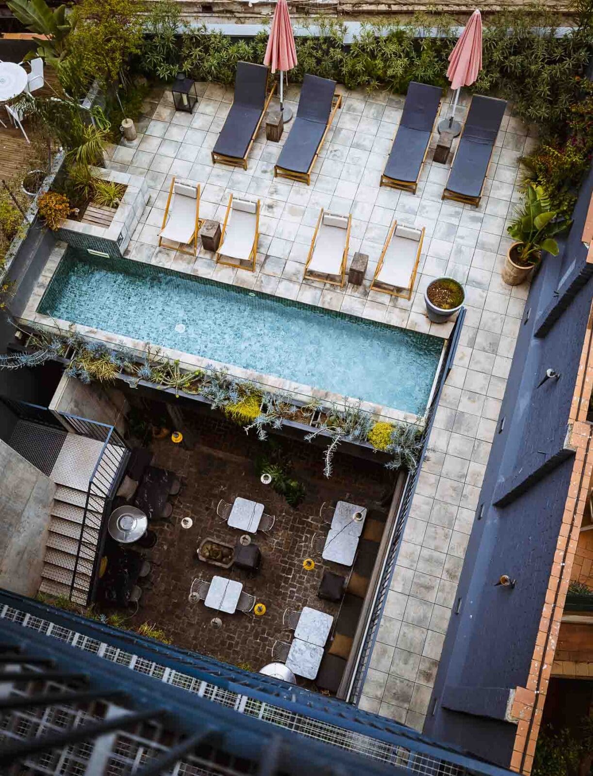 Innenhof mit Pool im Hotel Brummell von oben, Barcelona