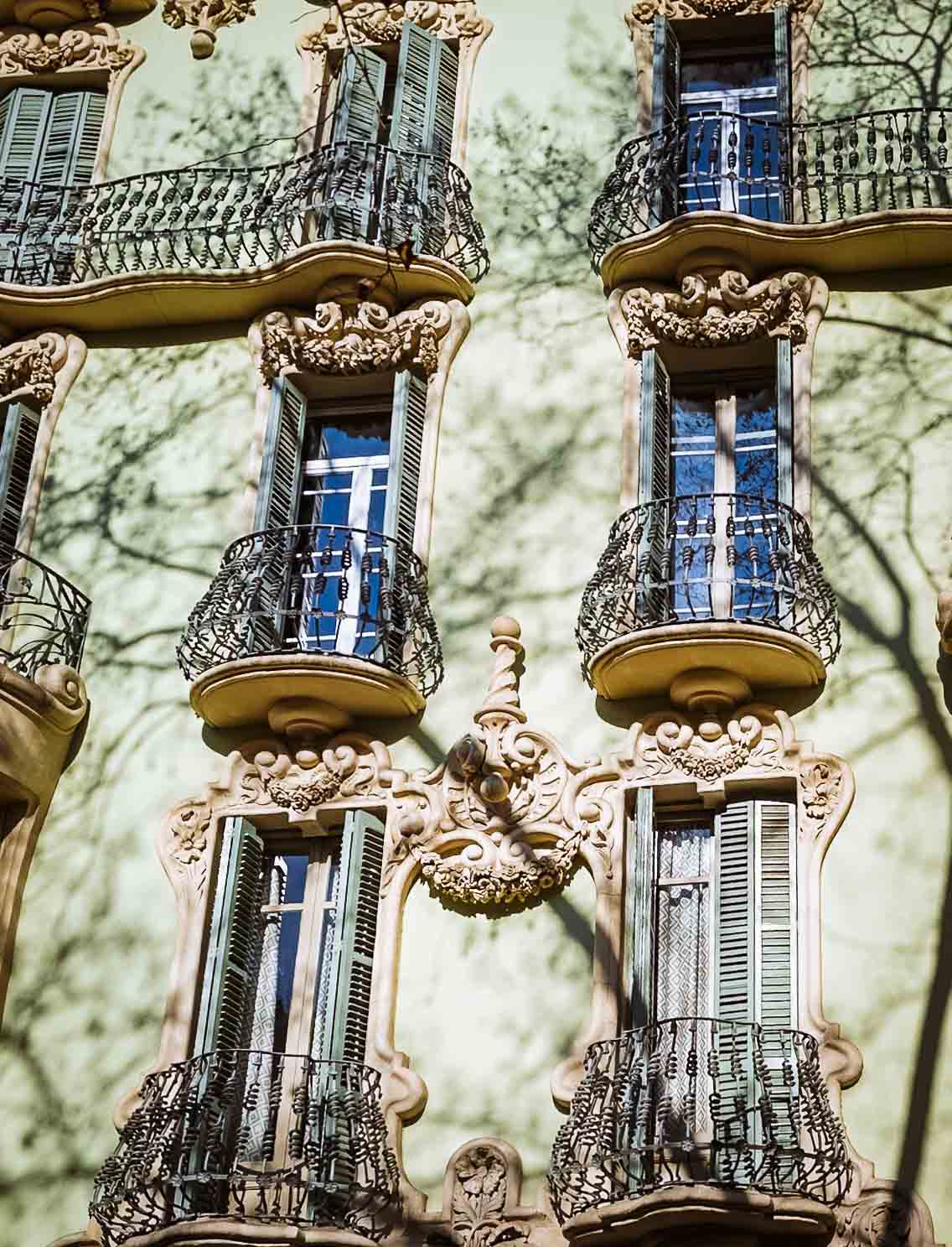 Verzierte Jugendstil-Fassade mit schmiedeeisernen Balkonen im Eixample, Barcelona