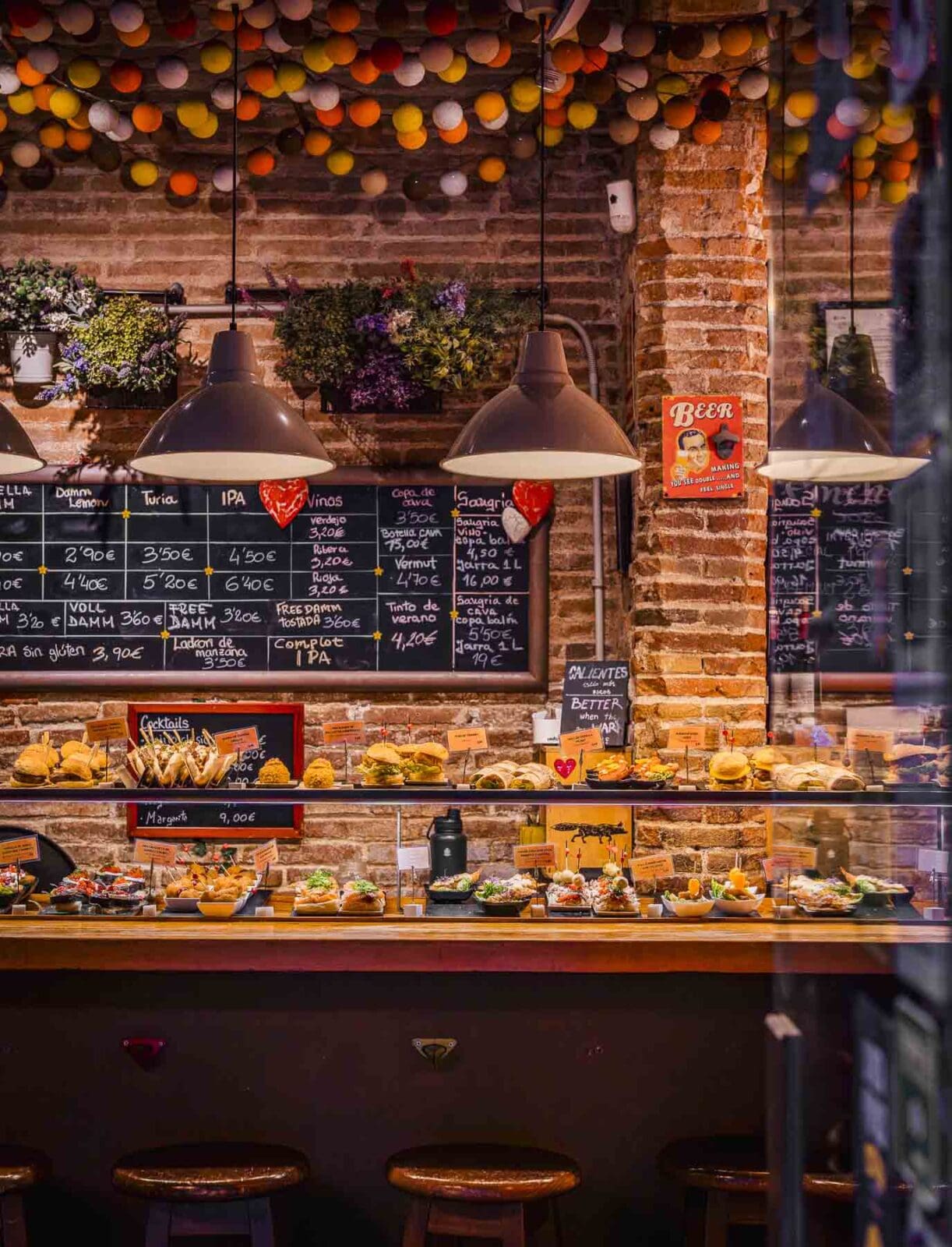 Pintxos-Theke in einer Bar auf der Carrer de Blai in Poble Sec, Barcelona