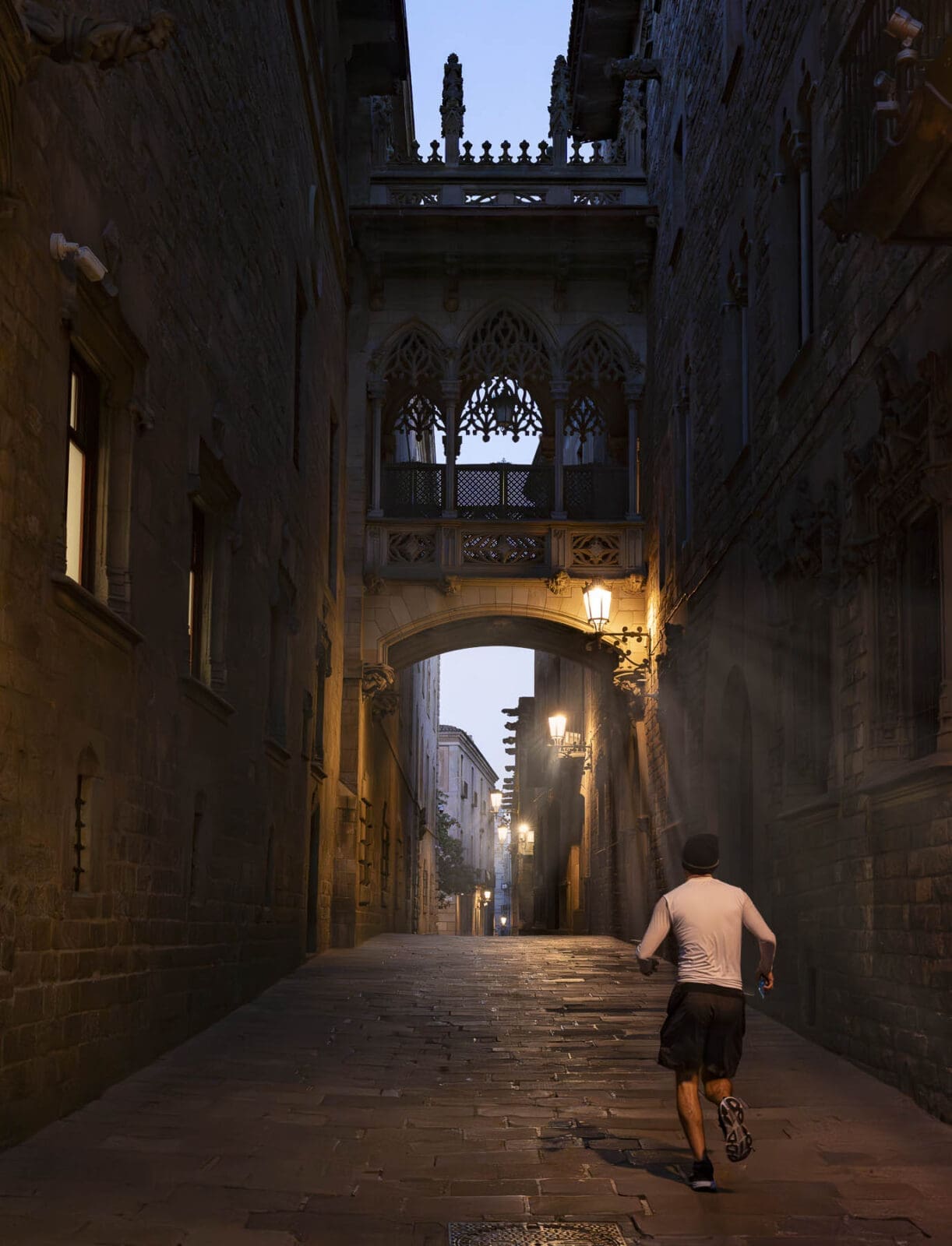 Pont del Bisbe im Gotischen Viertel von Barcelona am Abend