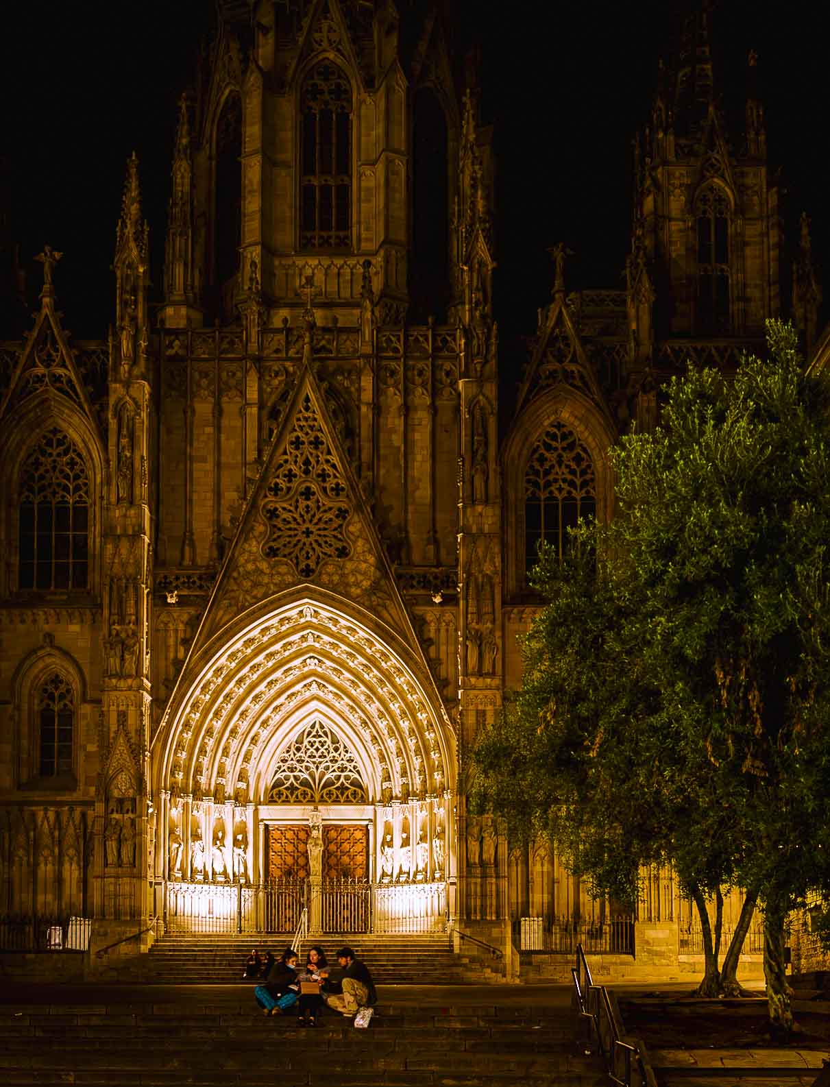Kathedrale von Barcelona bei Nacht im Gotischen Viertel