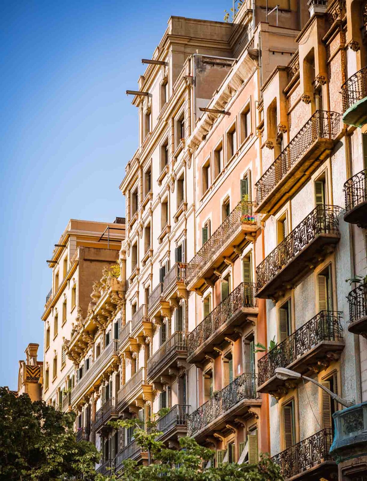 Altbaufassaden mit Balkonen in Gràcia, Barcelona