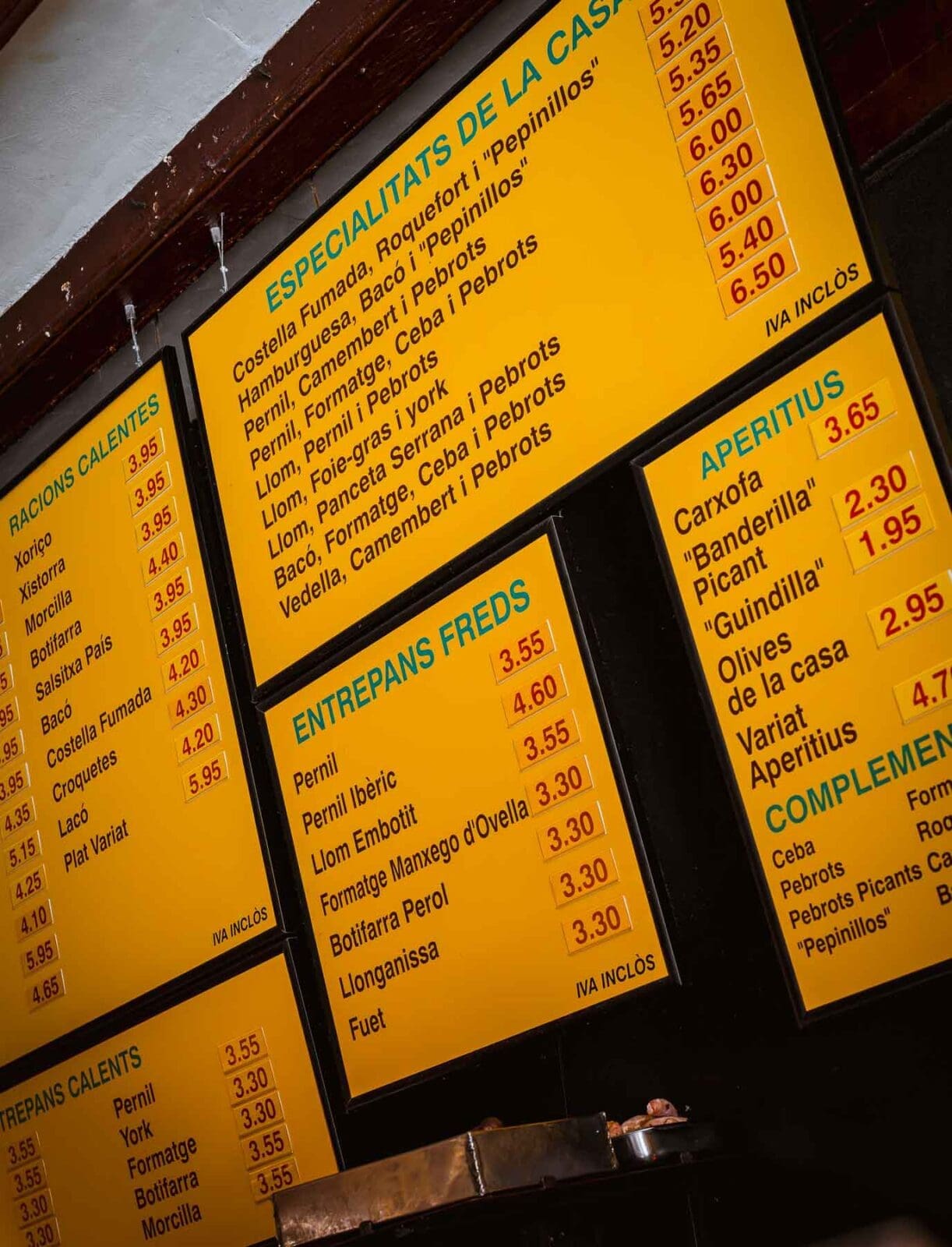 Speisetafeln über der Theke einer Tapas-Bar in Barcelona