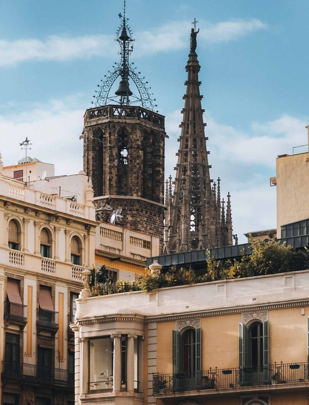 Türme der Kathedrale von Barcelona über den Dächern des Gotischen Viertels