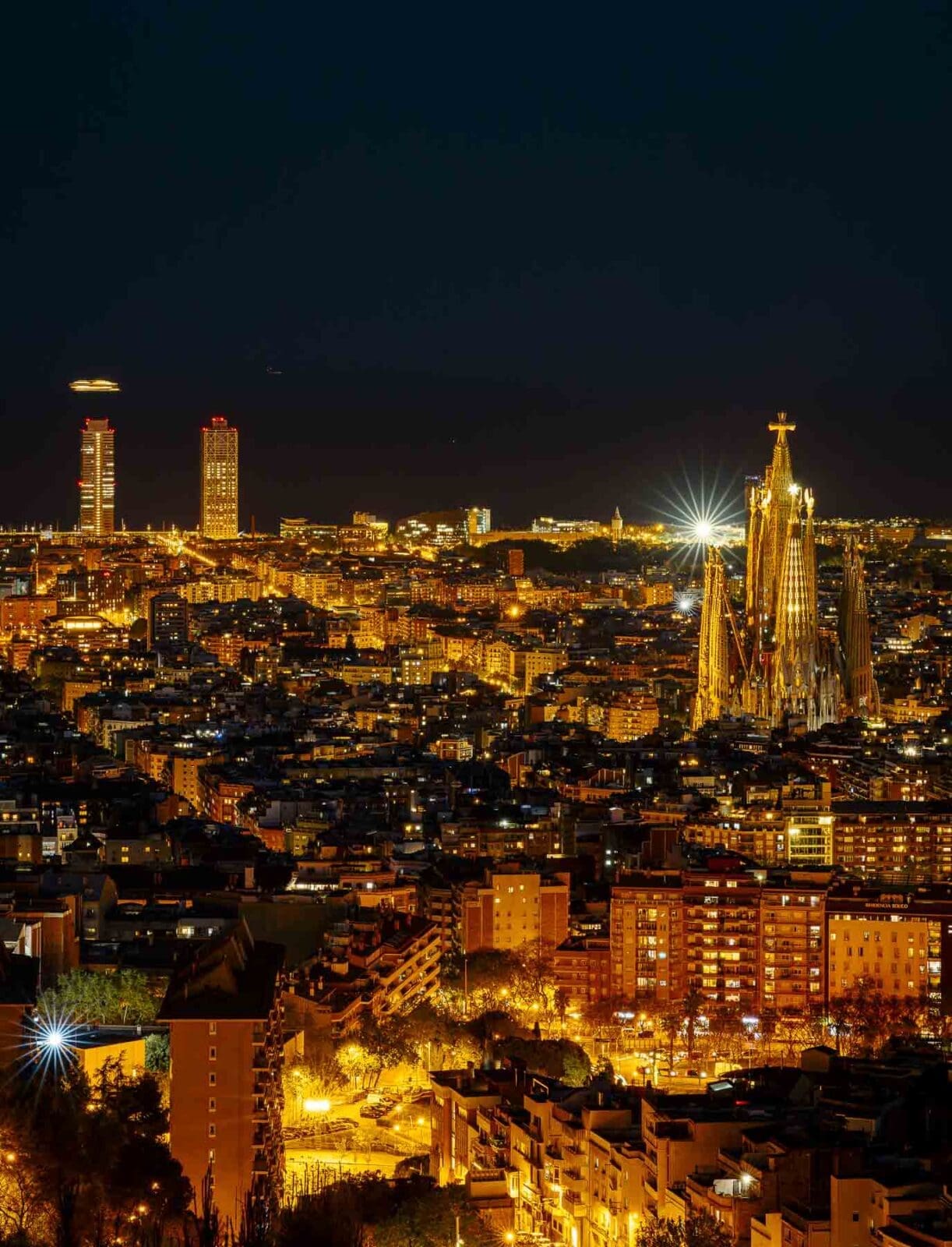 Blick über das nächtliche Barcelona mit der beleuchteten Sagrada Família