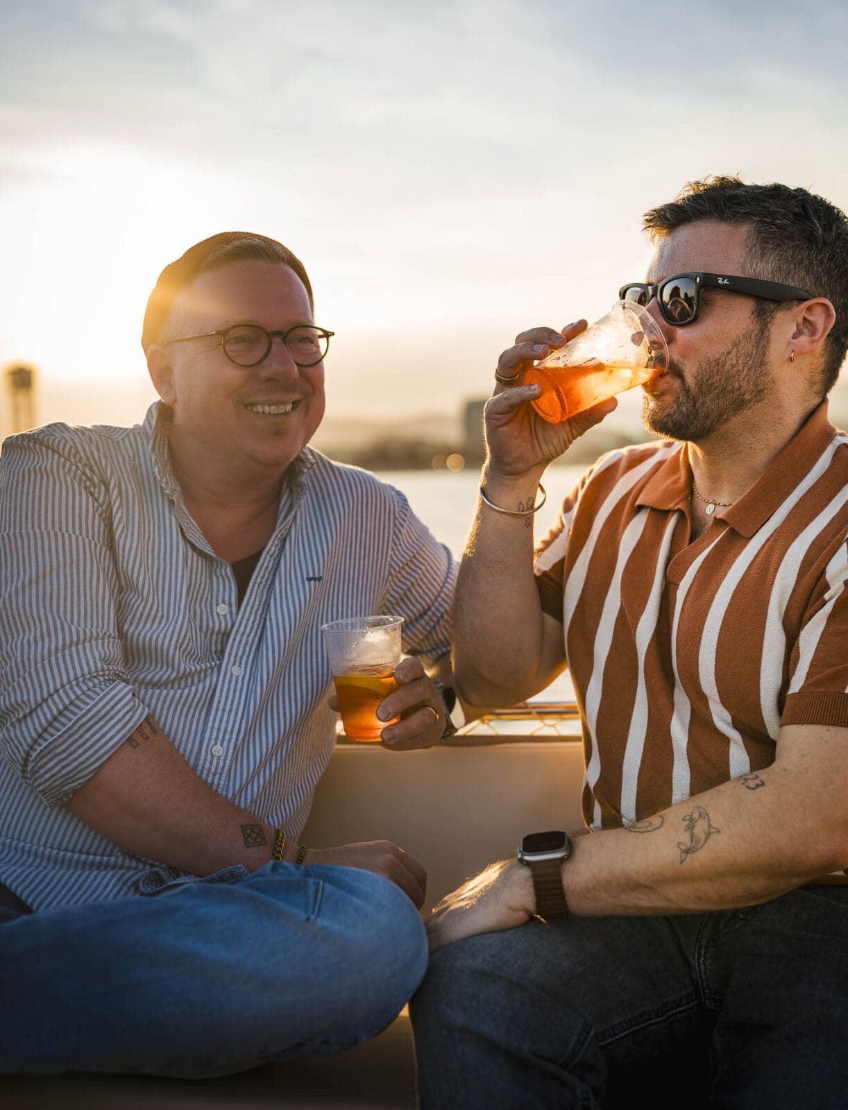 Die Jungs stoßen bei Sonnenuntergang in Barcelona an