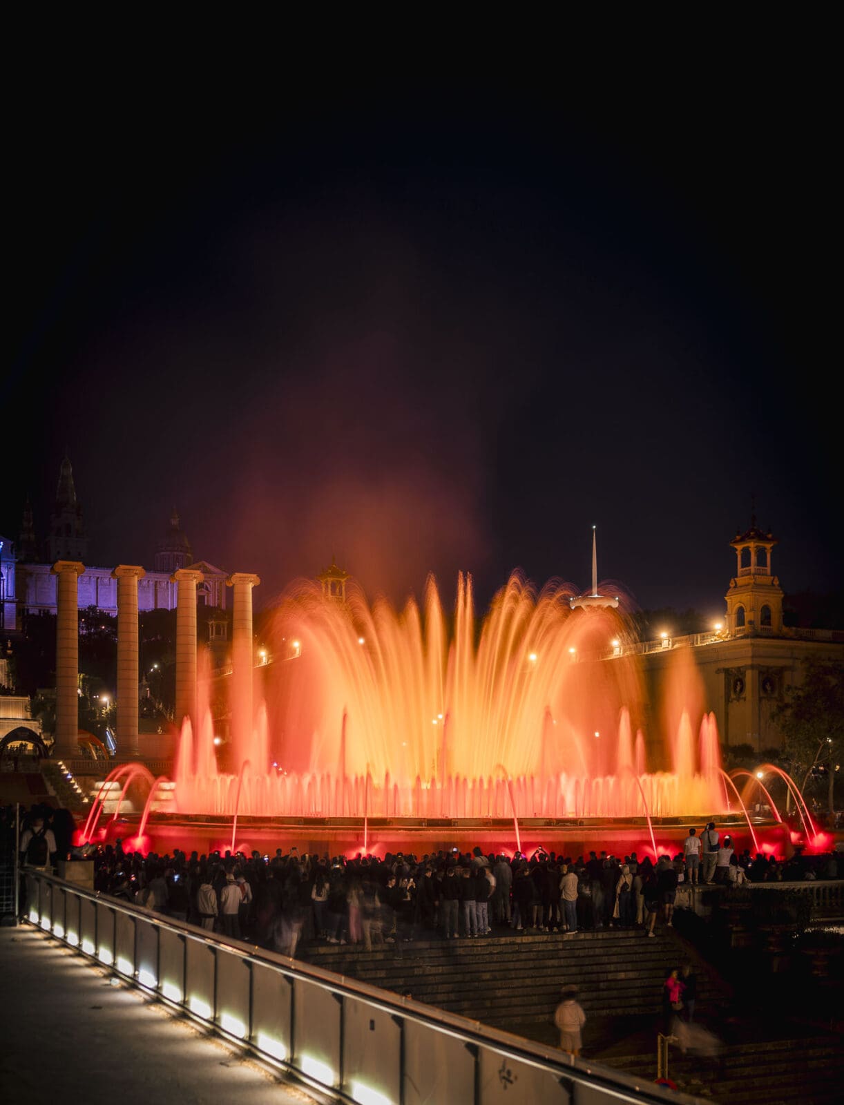 Beleuchteter Zauberbrunnen am Montjuïc bei Nacht, Barcelona