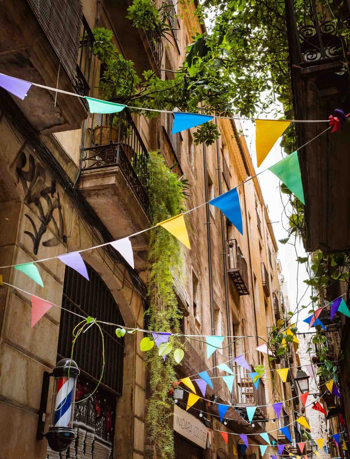 Gasse mit bunten Wimpelketten im Born, Barcelona