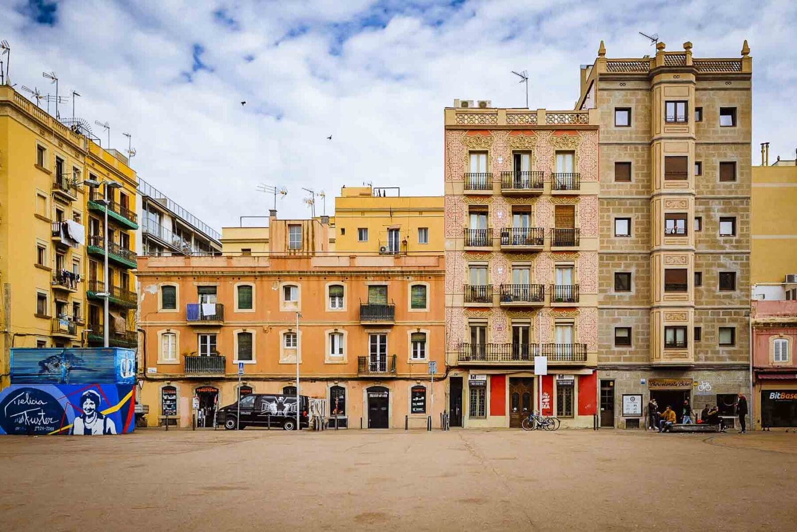 Bunte Häuserfassaden an einem Platz in Barcelona