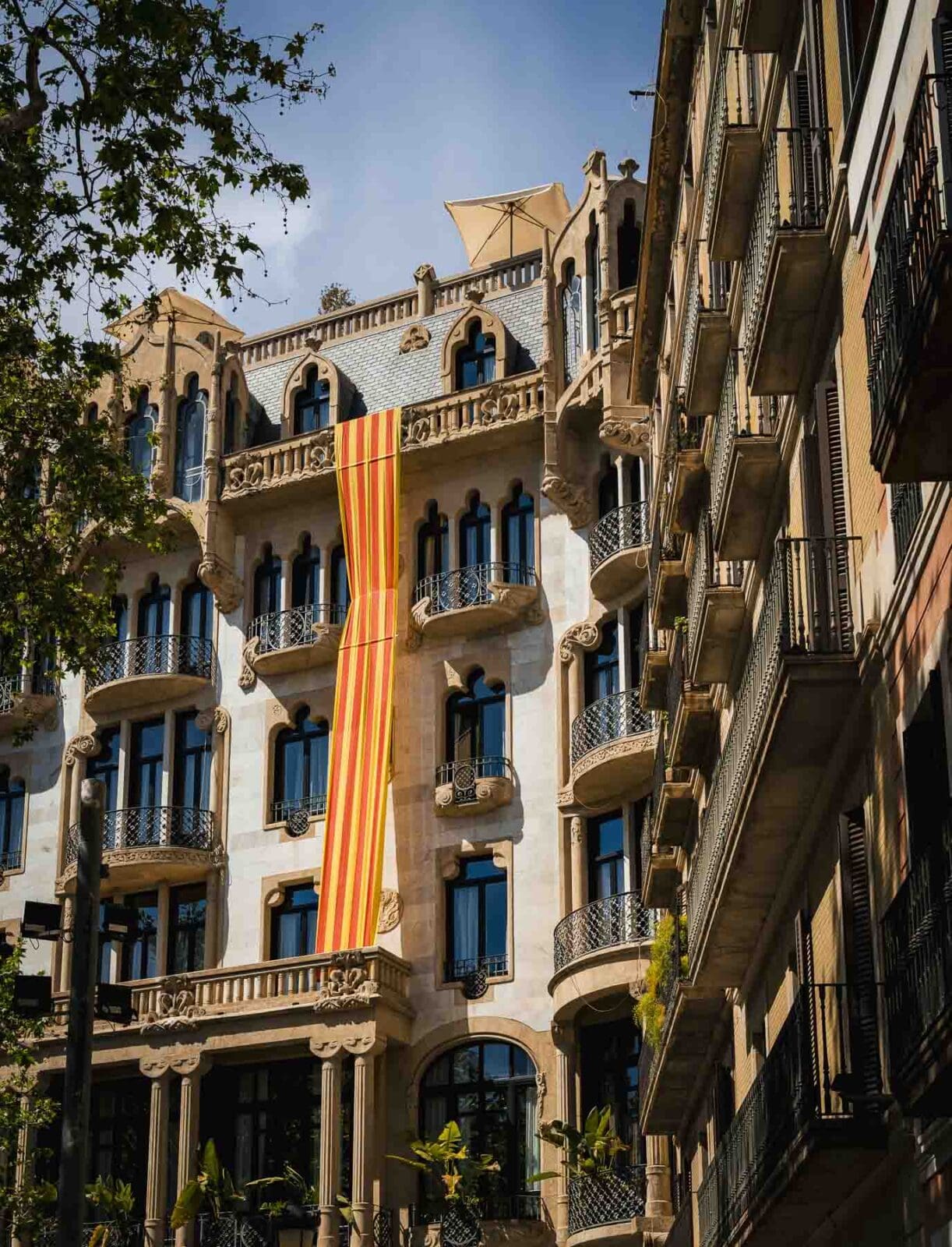 Altbaufassaden mit katalanischer Flagge am Balkon im Eixample, Barcelona