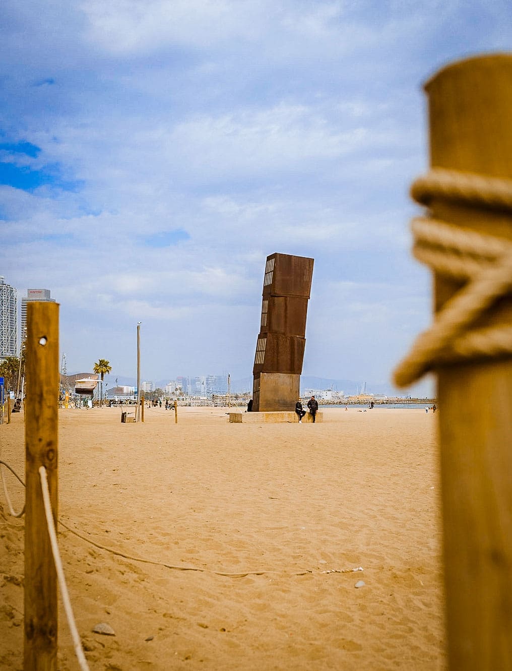 Stahlskulptur L'Estel Ferit am Strand der Barceloneta