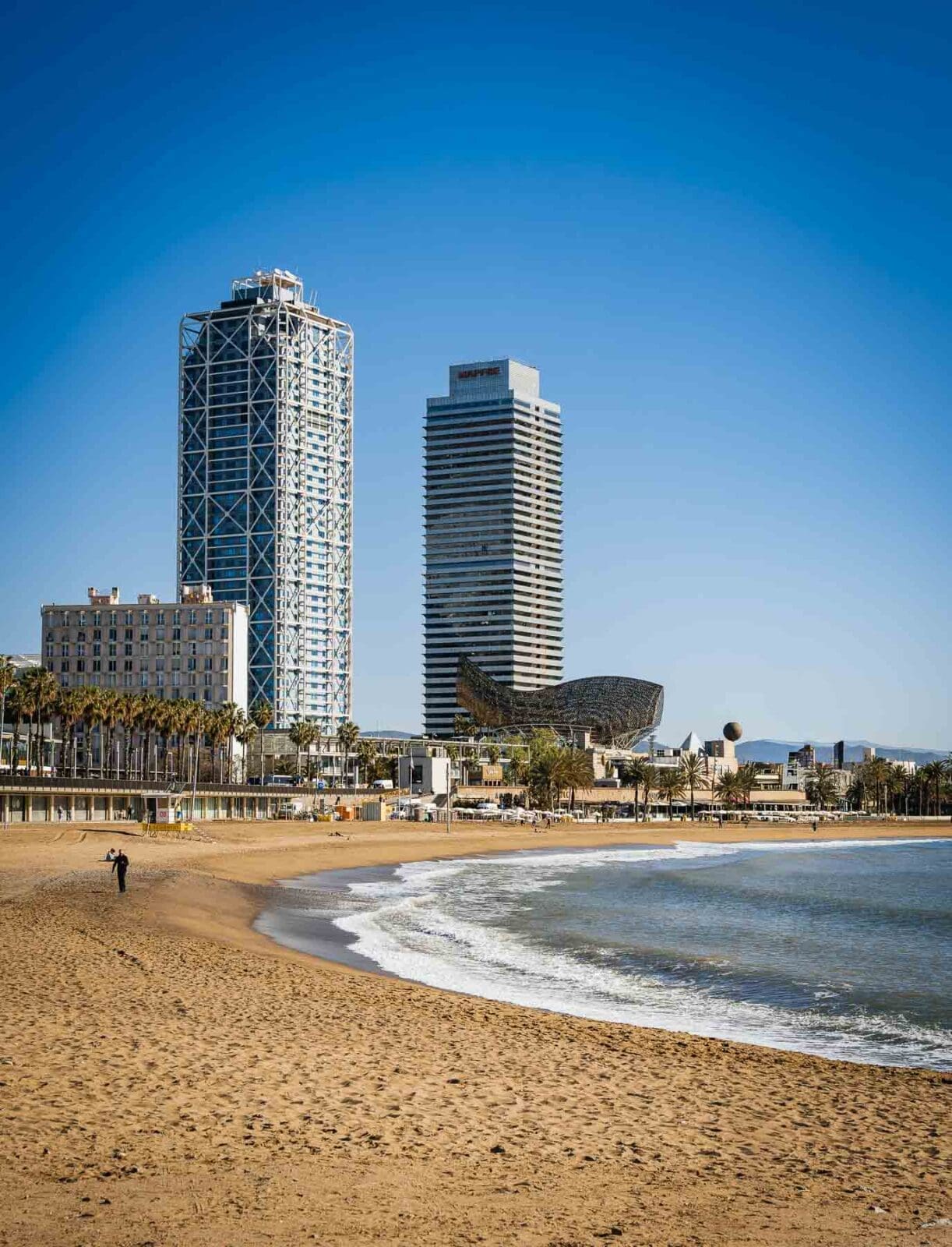 Strand am Port Olímpic mit den Zwillingstürmen, Barcelona
