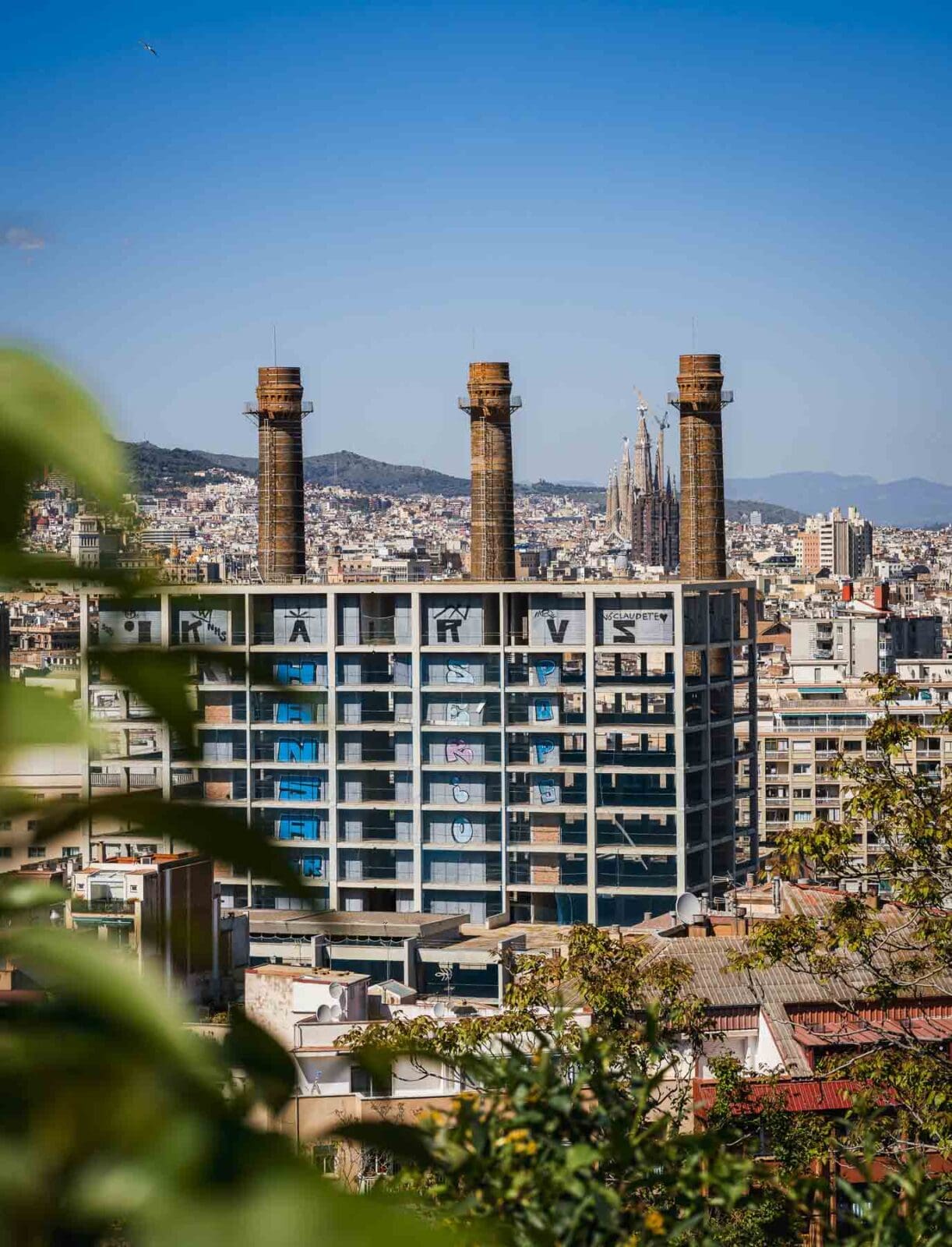 Blick über Poble Sec mit den drei Schornsteinen, Barcelona