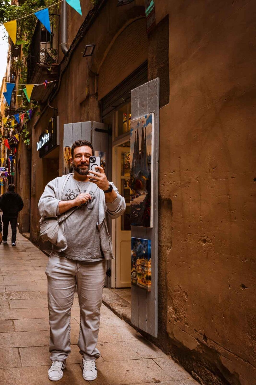 Einer der Jungs fotografiert in einer Gasse in Barcelona