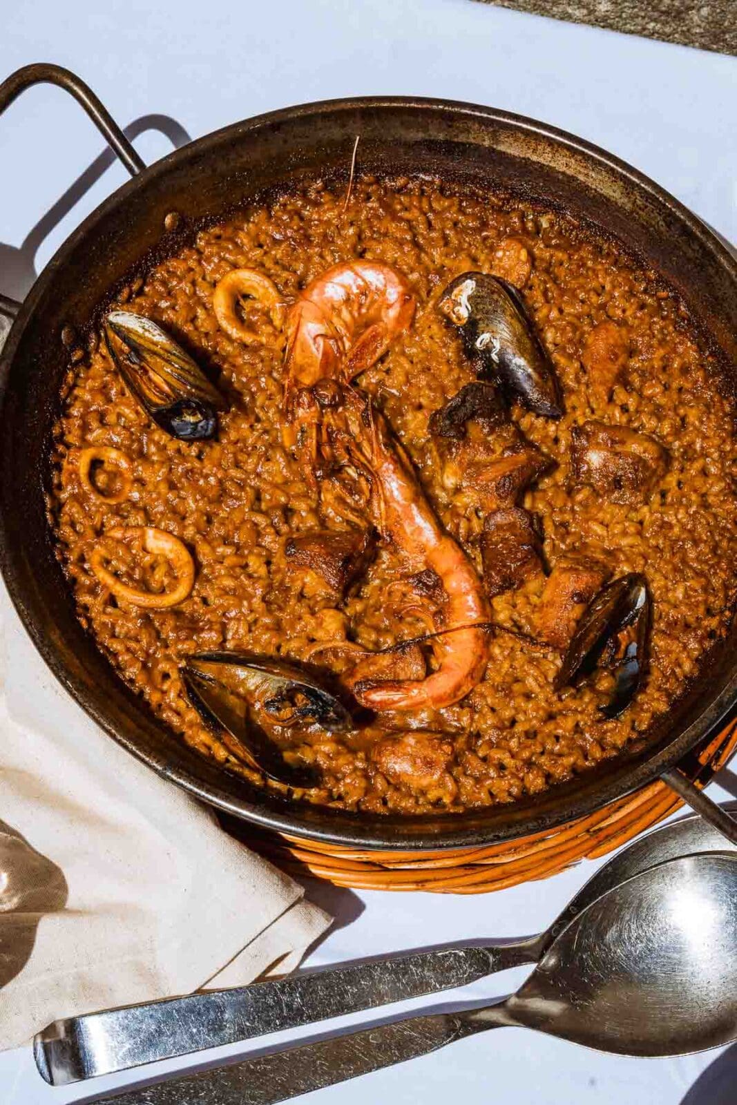 Paella mit Garnelen und Muscheln im Les Quinze Nits, Barcelona