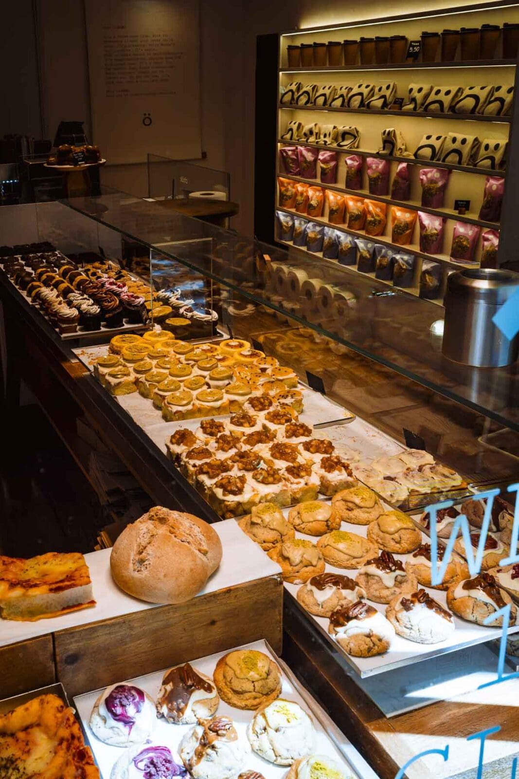 Theke mit Gebäck und Donuts bei chök The Chocolate Kitchen, Barcelona