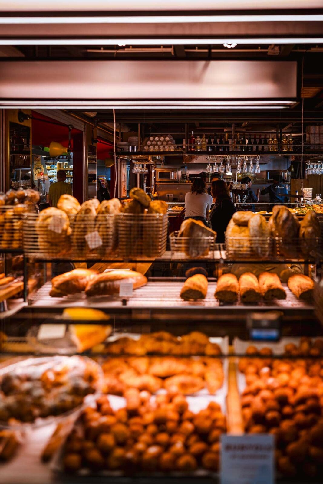 Stand mit Brot und Gebäck im Mercat de Santa Caterina, Barcelona