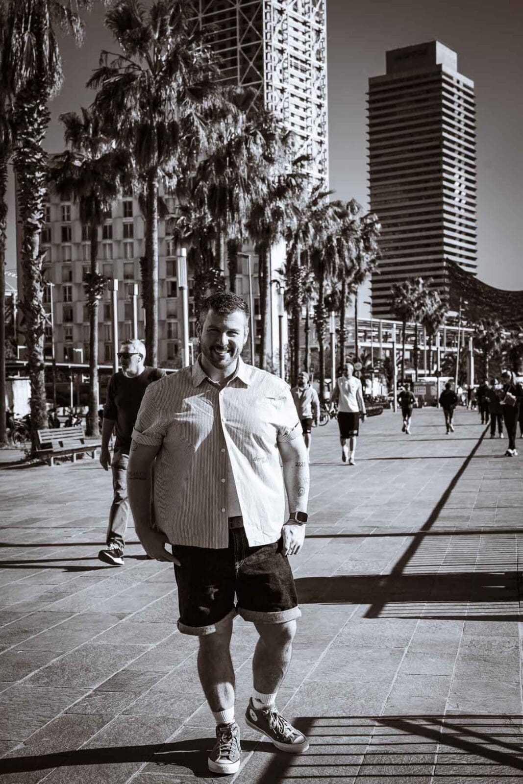 Spaziergang an der Promenade am Port Olímpic, Barcelona, schwarz-weiß
