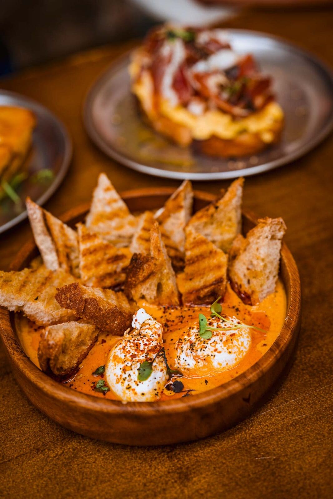 Tapas mit Brot, Ei und Schinken im Coco House in der Barceloneta