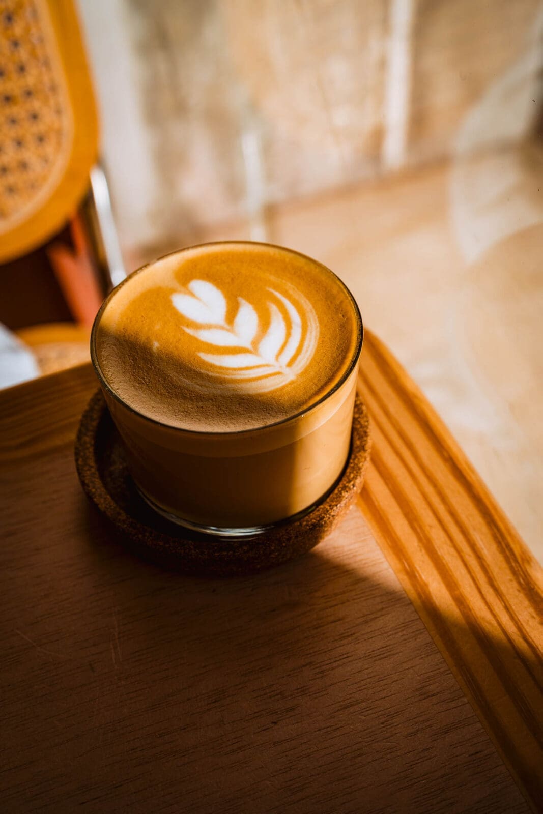 Cappuccino mit Latte Art in einem Café in Barcelona