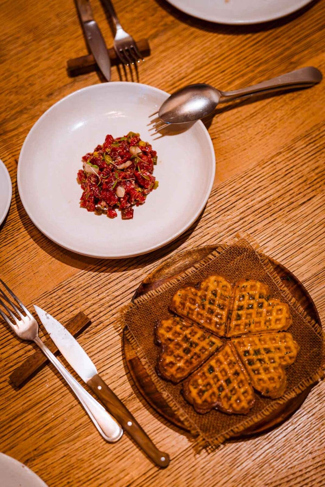 Gedeckter Tisch mit Tapas im Brabo in Gràcia, Barcelona