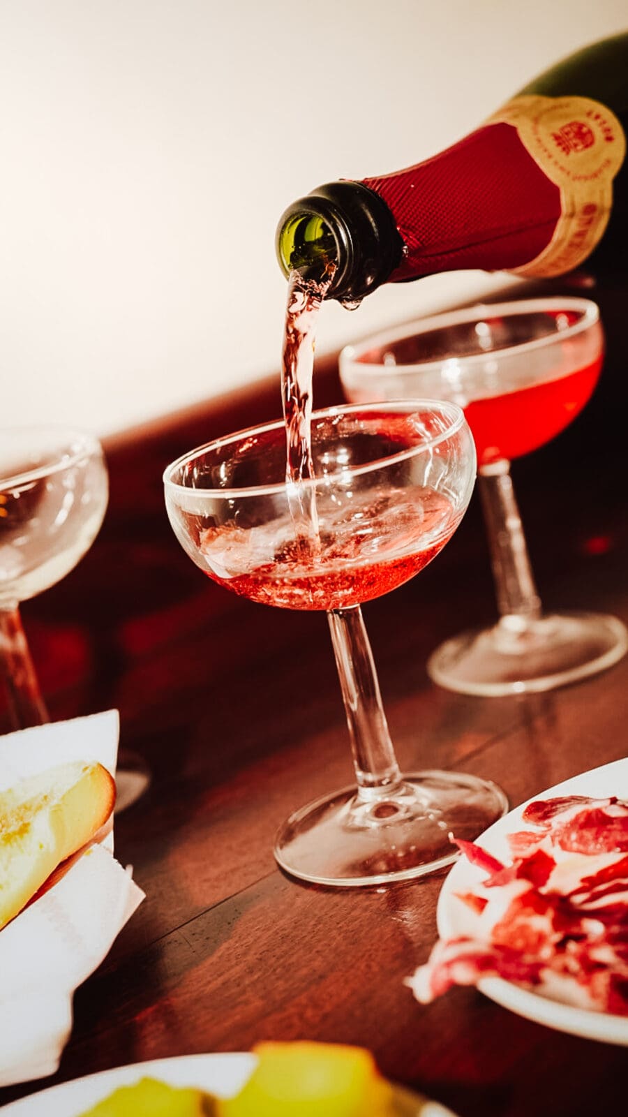 Rosé-Cava wird in Schalen gegossen in La Xampanyeria (Can Paixano), Barcelona