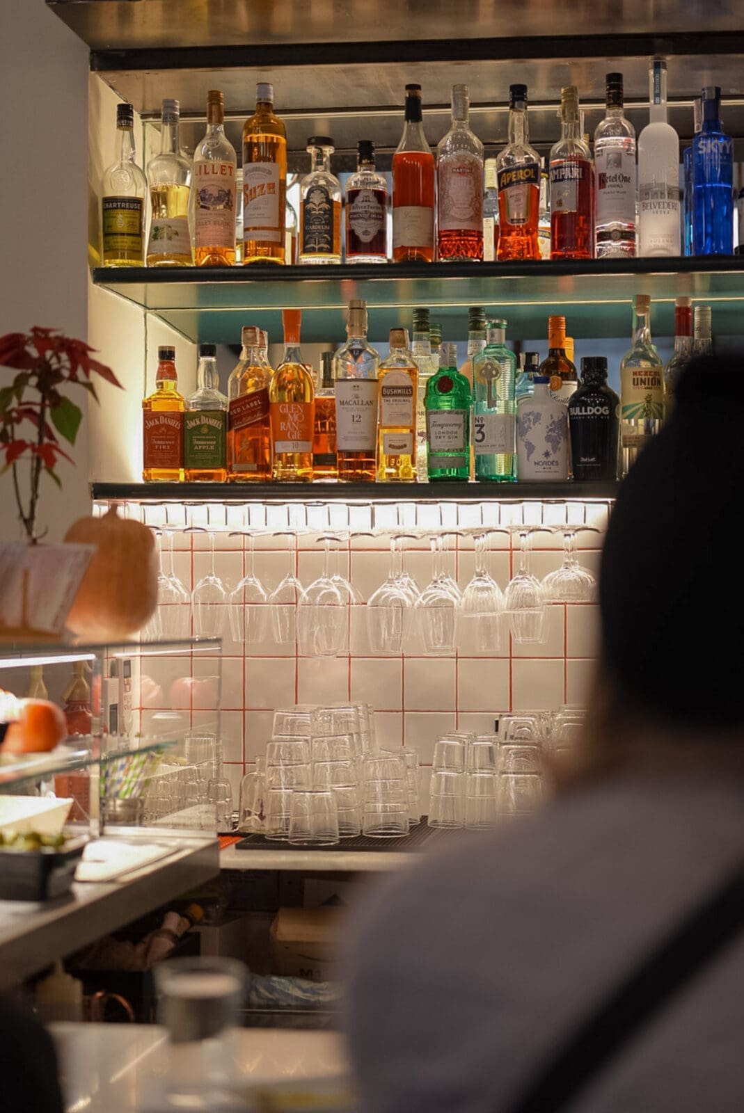 Gut gefülltes Flaschenregal hinter einer Bar in Barcelona
