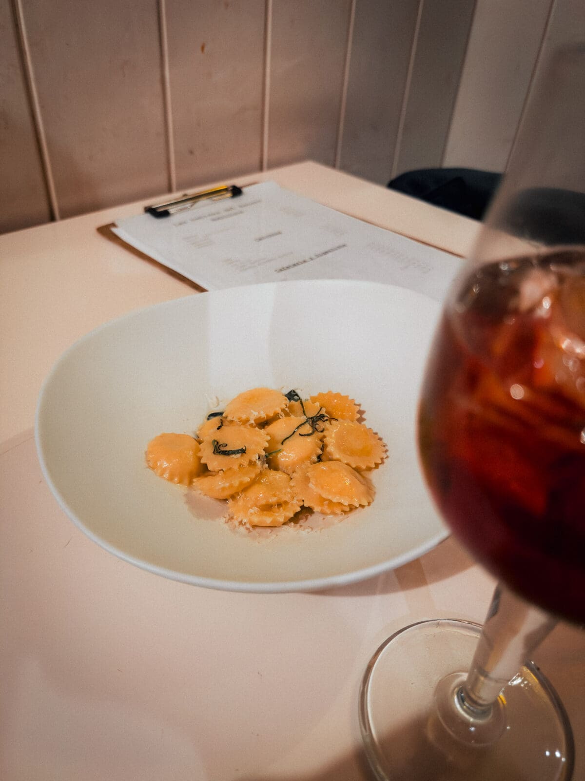 Pasta und ein Glas Vermut im Bacaro, Barcelona