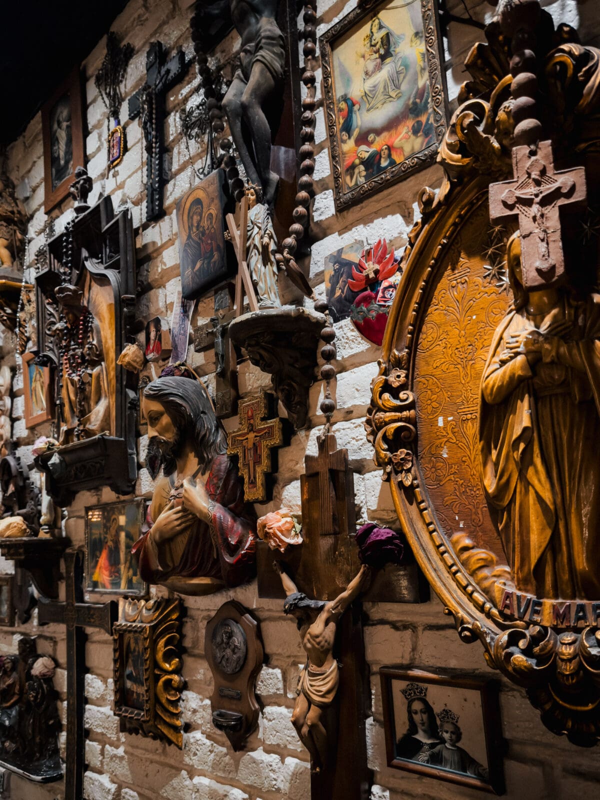 Nostalgische Dekoration mit Heiligenfiguren, Barcelona