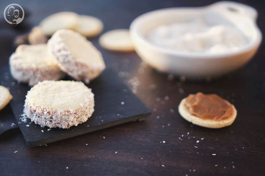 alfajores geb%C3%A4ck pl%C3%A4tzchen s%C3%BCdamerika kokos dulce de leche rezept backen foodblog k%C3%B6ln | Wir haben euch noch gar nicht davon berichtet, dass „unsere“ Cousine Anke und ihr Mann Pierre seit Anfang Januar auf Weltreise unterwegs sind. Sie haben (einfach) ihre Jobs stillgelegt, ihre Wohnung gekündigt und sich ihren Traum wahr gemacht, für ein ganzes Jahr lang durch die Kontinente zu reisen.