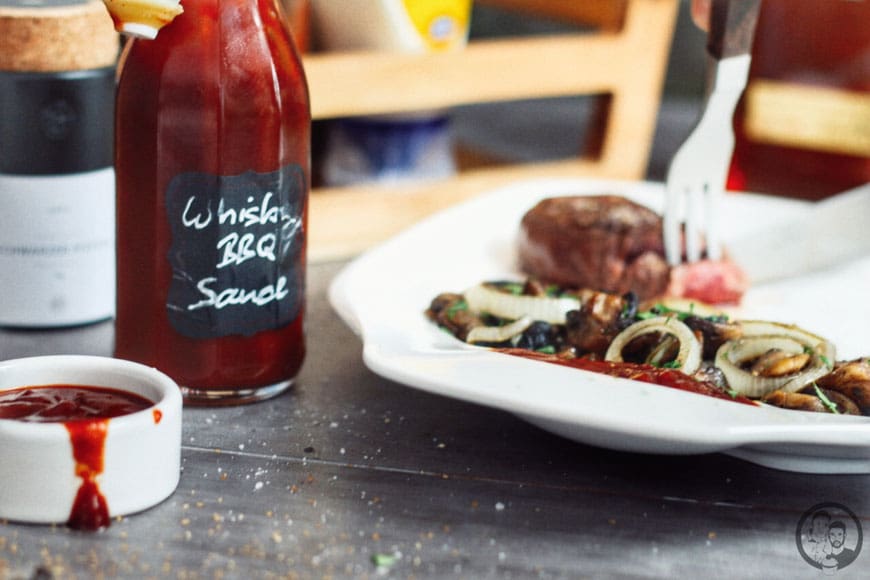 bourbon bbq sauce rezept bbq saucen | Diejenigen von euch, die unseren Blog schon eine Weile verfolgen, haben bestimmt schon darauf gewartet ... Zusammen mit unseren Bloggerfreunden Gernekochen und Herr und Frau Hue haben wir euch ja schon unsere Weihnachts- und Osteredition vorgestellt. Und was liegt da näher, als jetzt in der Grillsaison gleich mit einer leckeren BBQ-Edition weiter zu machen?