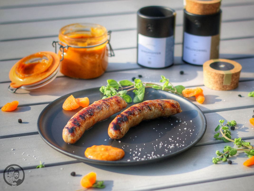 bratwurst aprikose bacon grillen rezept bbq 3 | In unserem letzten Beitrag haben wir euch ja schon angedeutet, dass wir wieder gewurstet haben. Das macht einfach soviel Spaß, denn wenn ihr eure Bratwurst selber zubereitet, ist eurer Fantasie einfach keine Grenze gesetzt. Beim Metzger eures Vertrauens gibt es zwar gute und leckere Würste zu kaufen, gar keine Frage, aber letztendlich ist es doch oft der Standard, den nicht zu speziell ist.