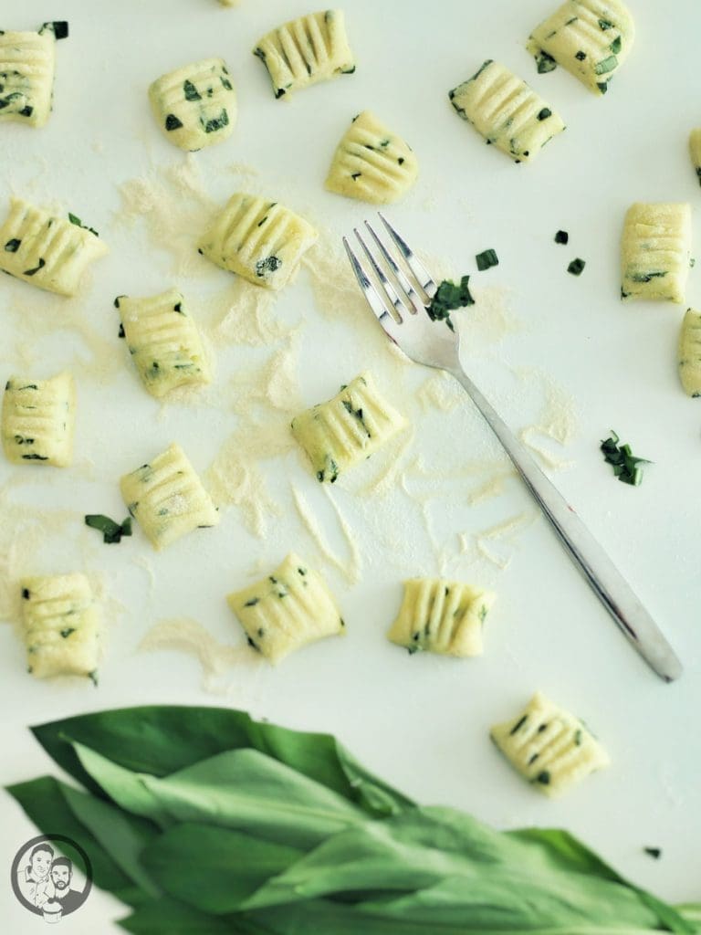bärlauchgnocchi mit grünem spargel rezept kochen 4 | Diese Bärlauch-Gnocchi mit grünem Spargel bringen uns jedes Jahr sofort in Frühlingsstimmung. Weich, würzig, buttrig und genau richtig, wenn Bärlauch und Spargel gleichzeitig Saison haben.