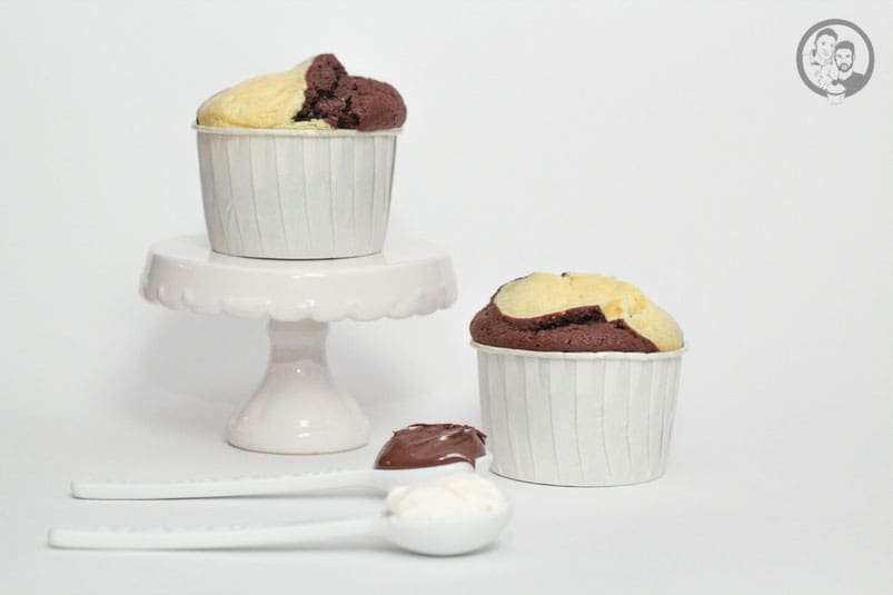 chocolate cheese muffins 7 | Es müssen ja nicht immer Cupcakes sein ... Genau das haben wir uns letztens auch gedacht, denn Muffins, die wir genauso gerne mögen, kommen bei uns immer etwas zu kurz. Aber es ist ja auch oft schwierig, einen Muffin, der einfach nur aus dunklem Teig mit dunkler Schokolade besteht, auch appetitlich "in Szene zu setzen".