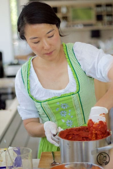 Fräulein Kimchi bereitet Kimchi-Paste vor