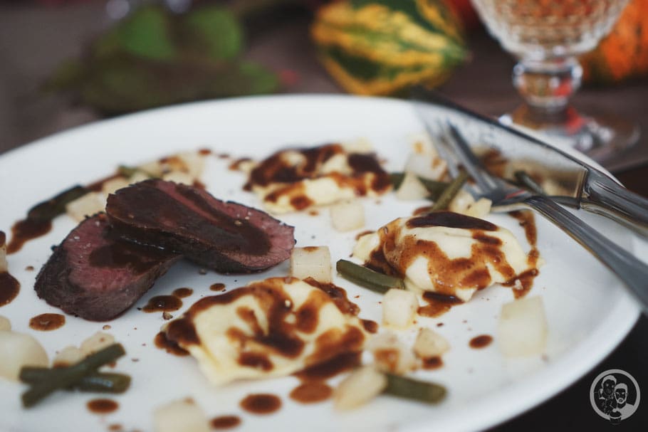 Mit Ticket 2000 Von Düsseldorf Nach Köln Dammhirsch Mit Pfifferlingravioli - Die Jungs Kochen Und Backen - Der