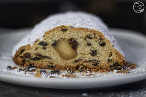 image 0 8 5 | Vor zwei Wochen waren wir bei unseren Nachbarn Olaf und Daniel eingeladen. Es gab leckere saftig im Ofen gebrutzelte Enten mit Rotkohl und frischen Klößen. Ein richtiger Sonntagsschmaus, den die beiden da gezaubert haben ..! Nach dieser Völlerei entdeckten wir dann ein altes DDR-Backbuch im Regal, das wir uns natürlich sofort angeschaut haben und inspirieren lassen.