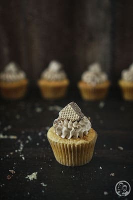 image 3 3 3 8 | Diese leckeren Cupcakes, die wir euch heute vorstellen, haben wir schon vor einiger Zeit gebacken. Genau gesagt, um Karneval herum. Zu diesem Zeitpunkt hat die liebe Simone von "Aus der Lameng" ihren 1. Bloggeburtstag gefeiert. Wir beide kannten sie ja eigentlich noch gar nicht so lange.  Aber da wir ja einer der 9 Gastgeber der Kenwood Küchenparty 2.0 waren und Simone im Dezember bei uns zu Gast war, konnten wir sie auch gleich persönlich kennen lernen. Die Party war ein echter Knaller. Tolle Gäste, wie davor und danach auch immer und dadurch auch immer ganz viel Spaß beim Zubereiten der Leckereien, die wir uns vorher gemeinsam ausgedacht hatten.