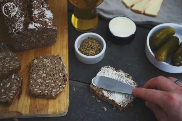 image 3 7 2 | Manchmal muss man einfach 3 Mal etwas kochen oder backen, bis wir es schaffen, das Rezept auch auf den Blog zu bekommen. Das lag in diesem Fall auch überhaupt gar nicht daran, dass uns das Brot nicht bei den ersten beiden Malen nicht gelungen wäre … Torstens Arbeitskollege Joschka könnte das jetzt bestätigen, denn der durfte es sofort beim ersten Mal auf dem Weg nach Holland mit leckerem Roastbeef probieren.