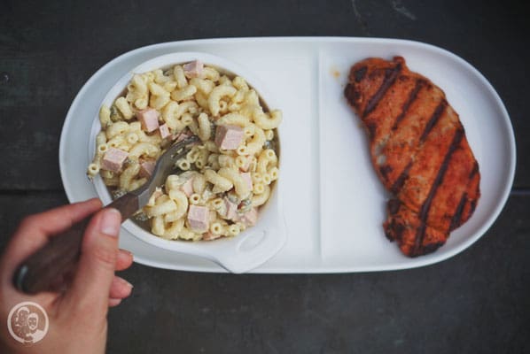 image 3 7 7 1 | Heute gibt’s mal wieder ein Traditionsrezept bei uns. Tradition aus dem Grund, weil Sascha’s Mama Moni fast zu jeder Grillparty ihren Nudelsalat machen muss. Glaubt jetzt nicht, es kommen irgend welche verrückten Zutaten, die den Salat so besonders machen. Überhaupt nicht. Aber trotzdem ist der ein absolutes Muss, wenn wir uns zum Grillen treffen.